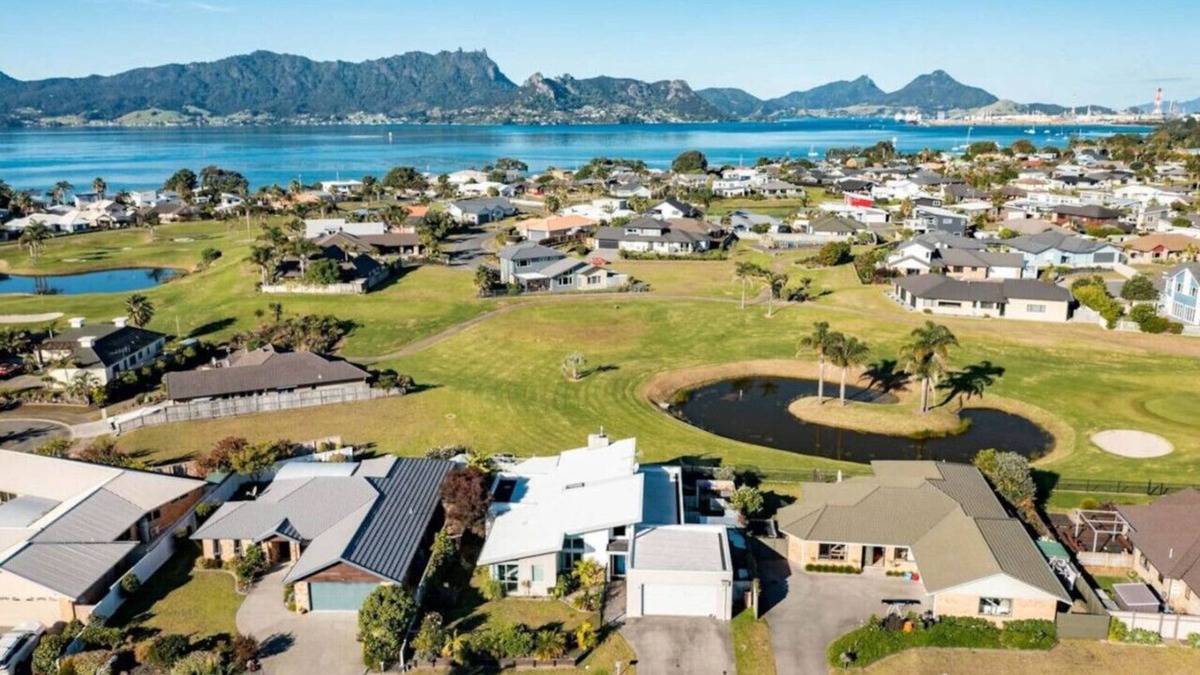 One Tree Point House | One Tree Point Beside Golf Course