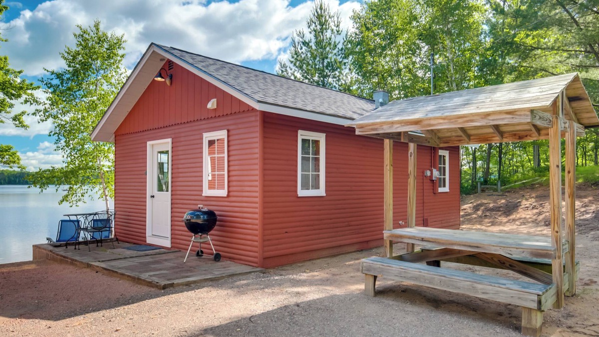 Harshaw Cabin | Oneida County Cabin w/Private Dock & Rowboat!