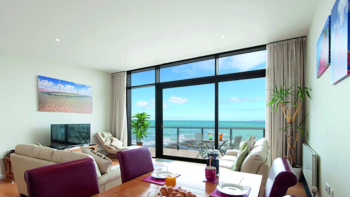 Westleigh Apartment | Only 1 of 2 flats in Horizon View offering top floor and 6 windows onto the sea