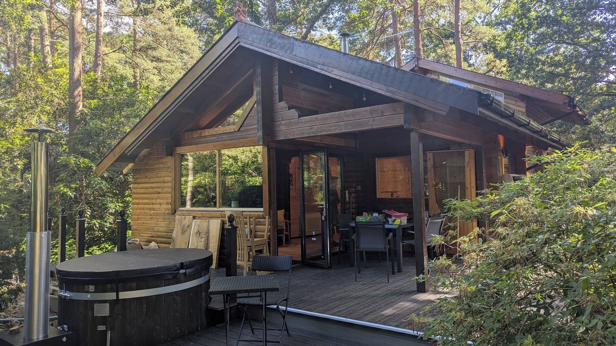 Ringwood Cabin | Onni - cosy forest cabin with hot tub option