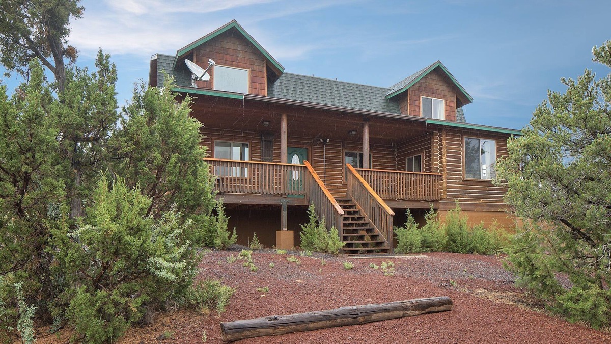 Williams House | Ontario Ave | Remodeled Log Cabin on 1 Acre | Gateway to Grand Canyon | Amazing Views