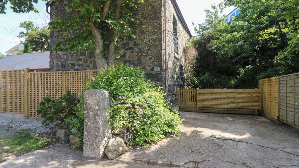 Mullion Cottage | OOFOO’S BARN, pet friendly, character holiday cottage in Mullion