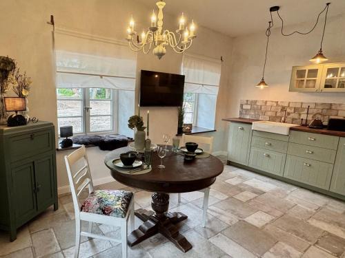 Sievern Apartment | Oolt Huus No 1 I exklusives Wohnen im denkmalgeschützten Reetdachhaus