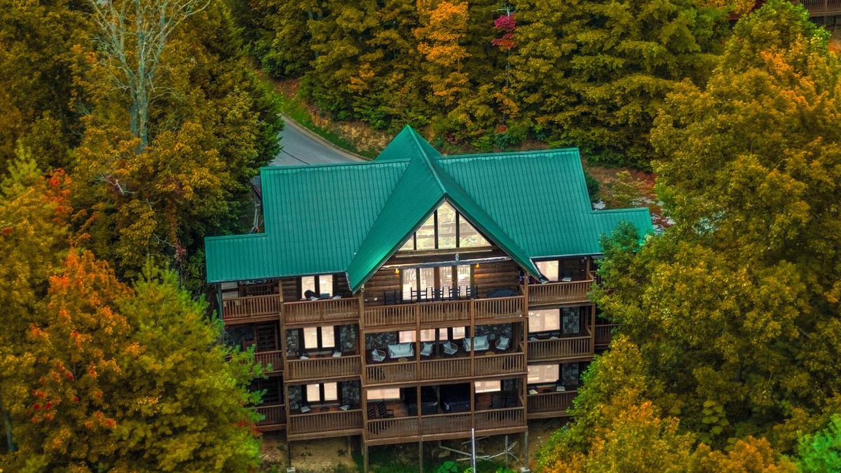 Black Bear Falls Cabin | OPEN FOR '26 8 Bedrooms 8 Bath Double Kitchen, double hot tubs, sleeps up to 30