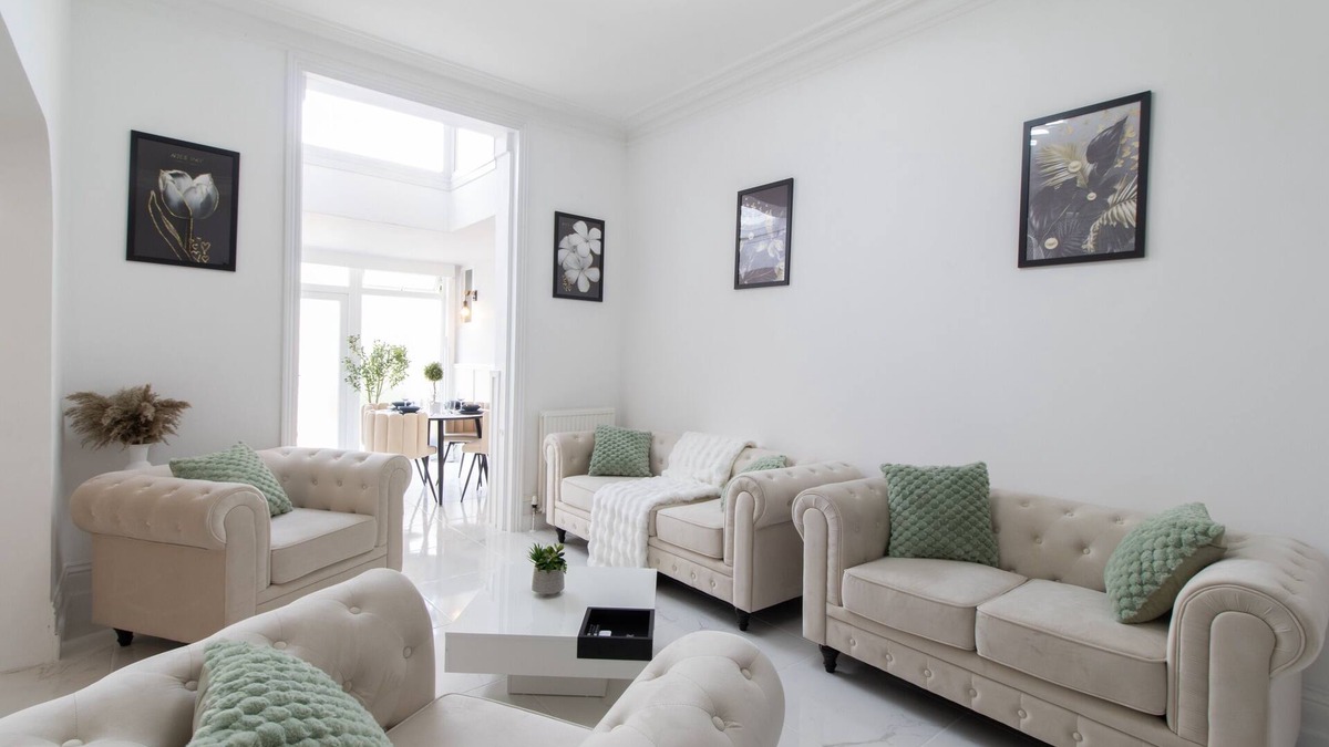 Portsmouth House | Open Mind Property - HotTub, 8 Beds & 2 Car Spaces