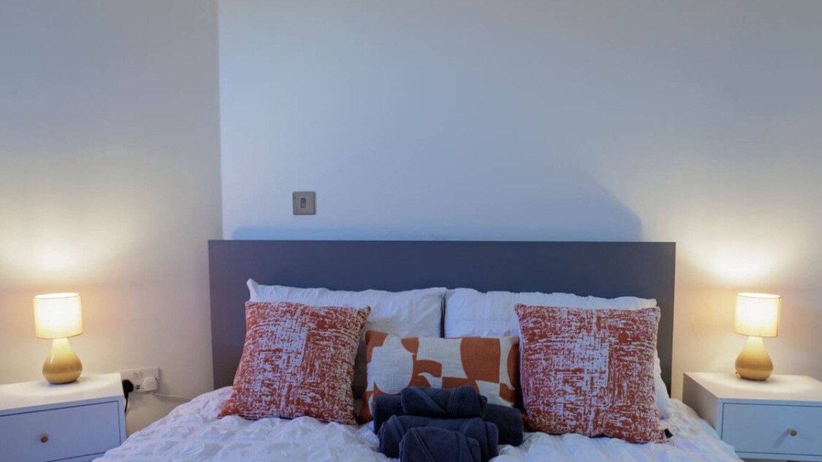 Grove Apartment | Open Plan Apt next to station near Hampton Court