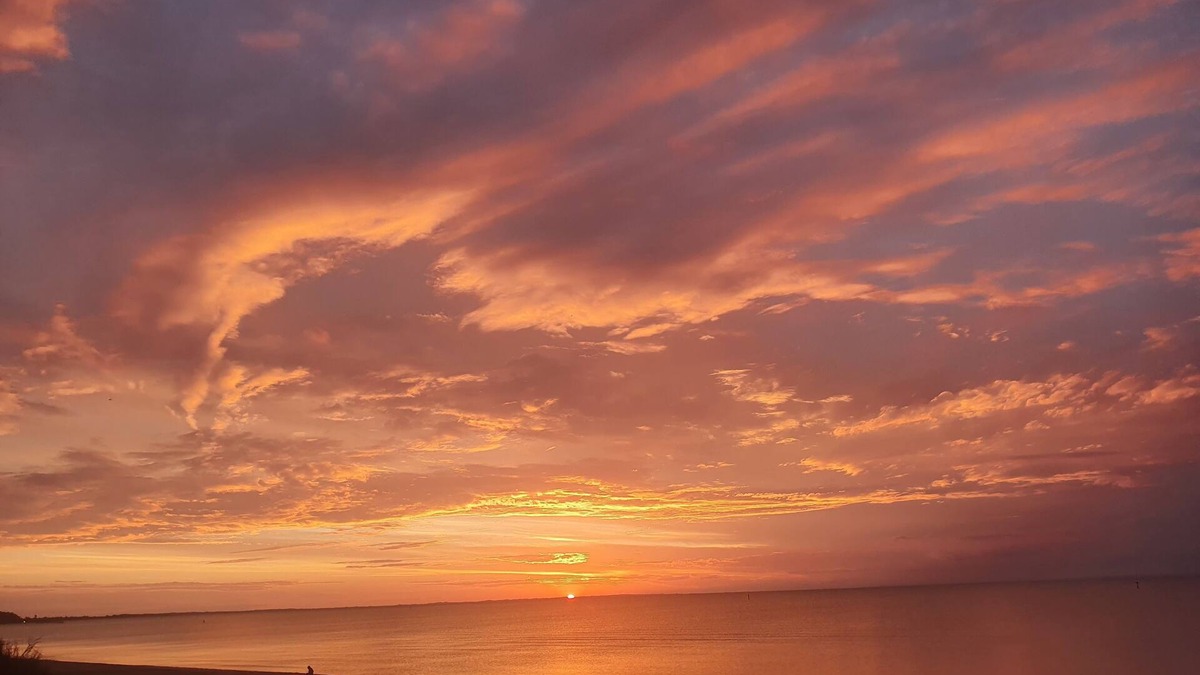 Safety Beach House | Open plan large townhouse with direct access to beautiful beach