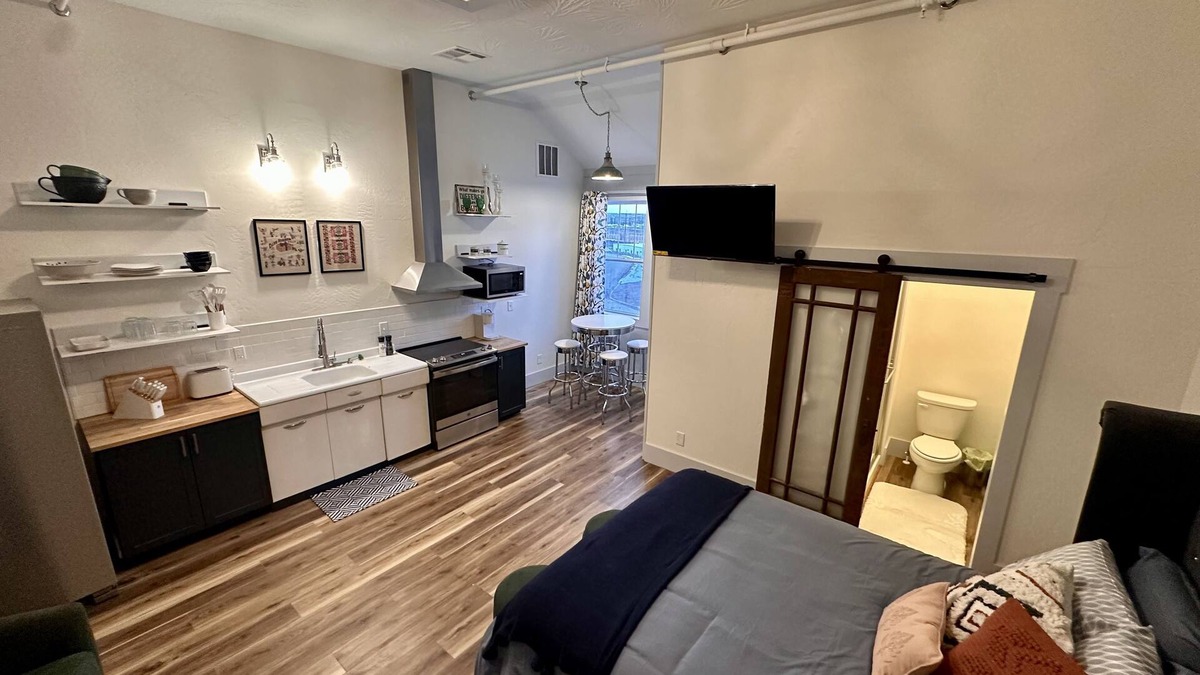 Frontier Apartment | Opera House Suite 2 nn