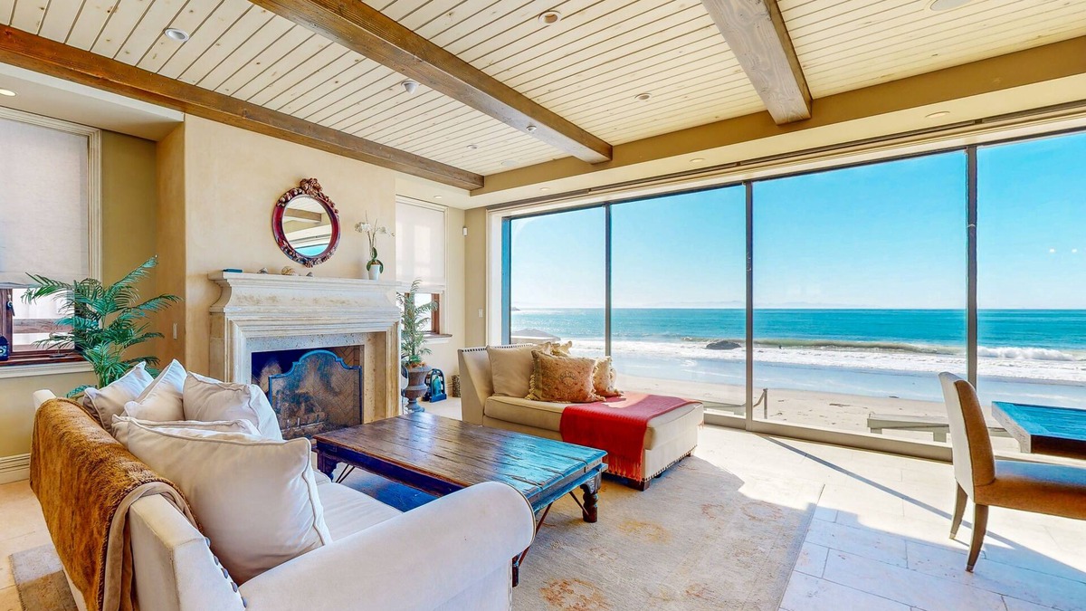 Mussel Shoals House | Opulent oceanfront house in Mussel Shoals with rooftop deck & retractable walls