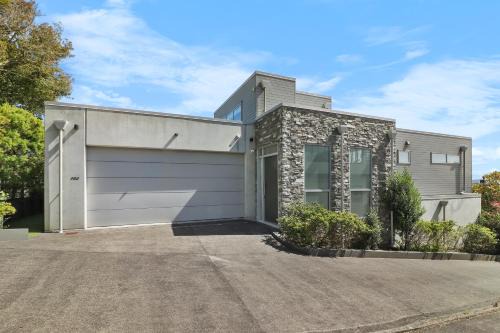 Orakei Villa | Orakei Oasis l Quality 3 Bed House inc Views