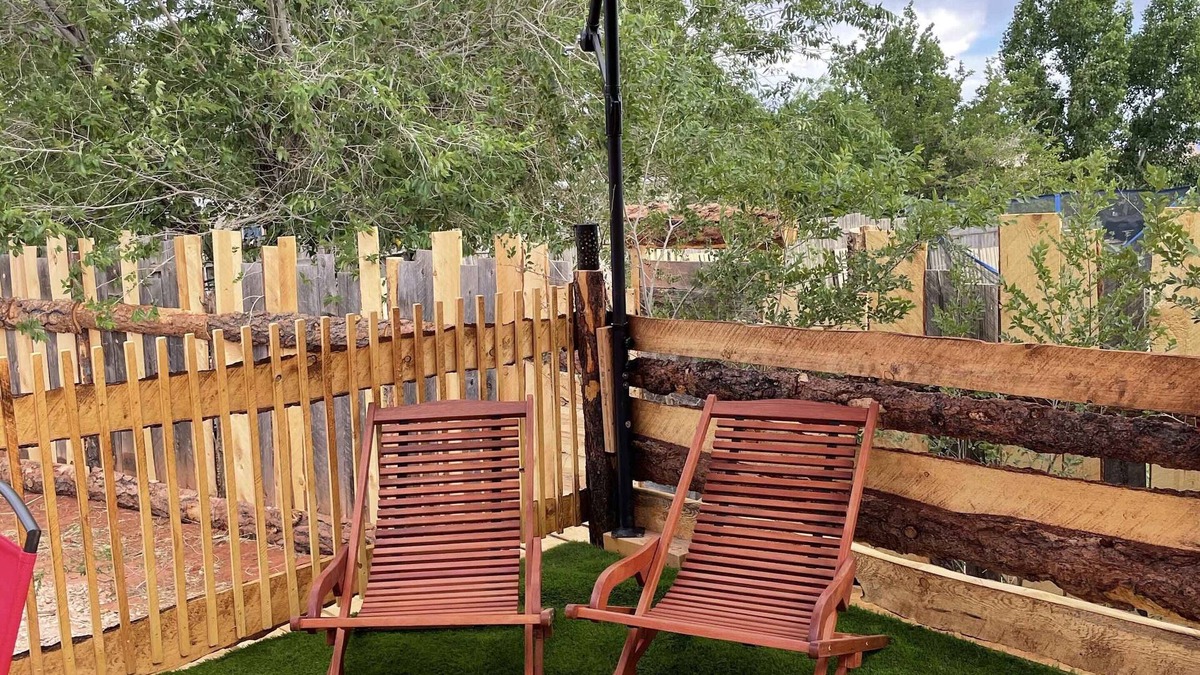 Kanab House | "Oranch Wilderness" an adobe style Dreamcatcher!