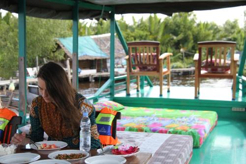Kumai Boat Rental | Orangutan Kelotok Houseboat for 6 person