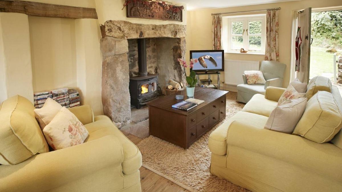 Tintern Cottage | Orchard holiday cottage is a beautiful romantic dwelling ideal for couples. This perfect property is
