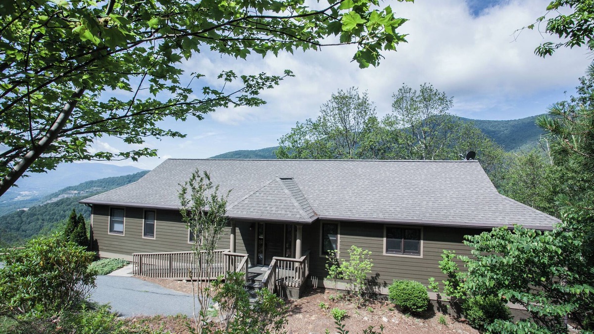 Laurel Ridge House | Orchard Knob | Pet Friendly, 15-Min to Town & Spectacular Mountain View!