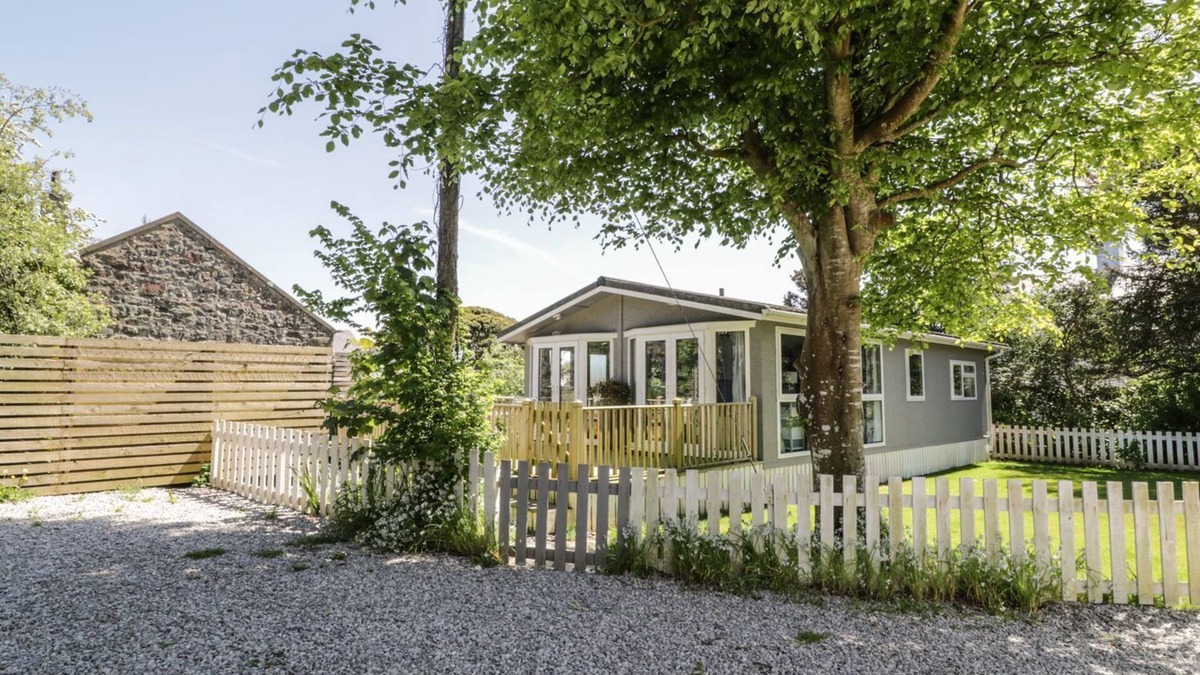 Llanengan Cottage | ORCHARD LODGE, pet friendly, with hot tub in Abersoch