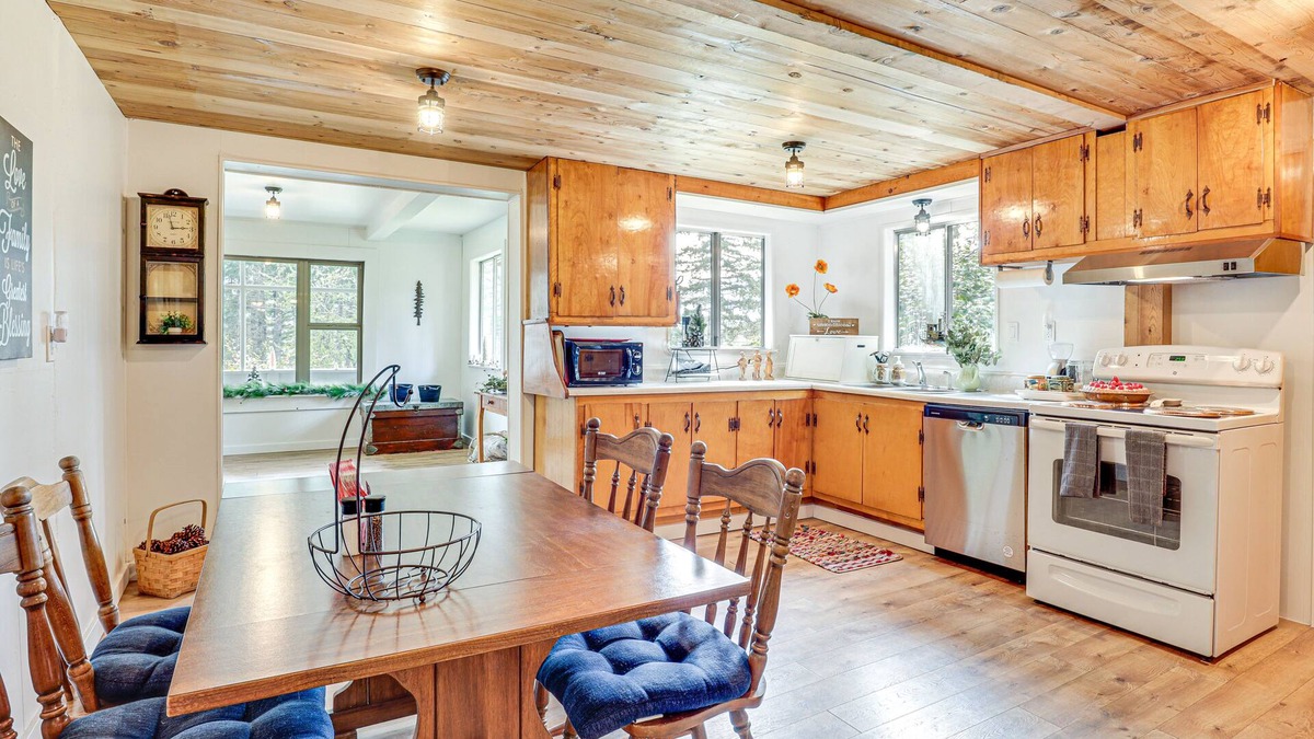 Gates Cabin | Oregon Vacation Rental ~ 1/2 Mi to Santiam River!