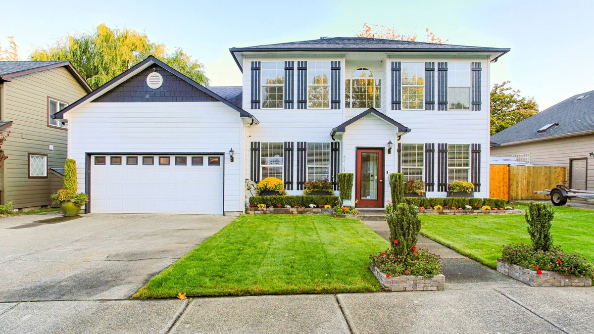 West Salem House | Oregon Winemakers Beautiful Colonial in Salem - Minutes to world class wineries