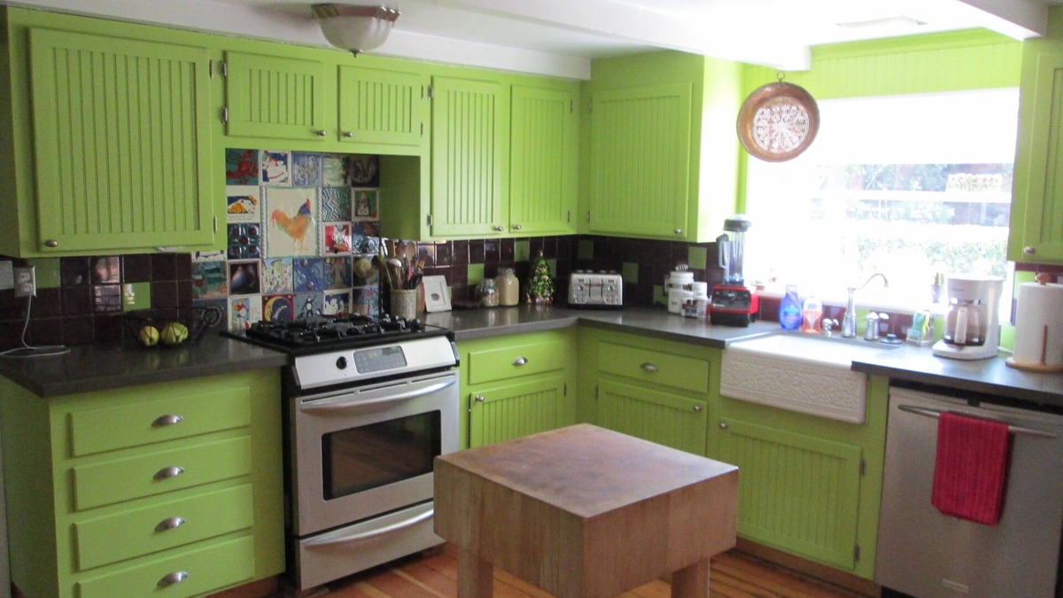 Blue Heron House | ORIGINAL 1927 COZY LAKEFRONT BUNGALOW WITH WRAP AROUND PORCH