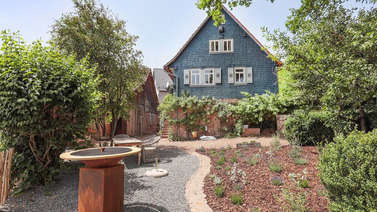 Guttersbach Cottage | Original blue Odenwald country house with garden and barn