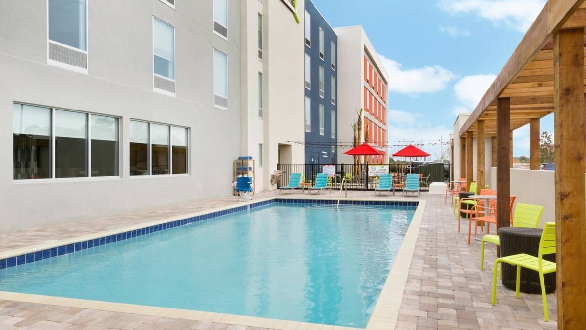 Airport North Hotel | Orlando Airport Hotel Suite | Free Breakfast + Shuttle Service | 3 Units