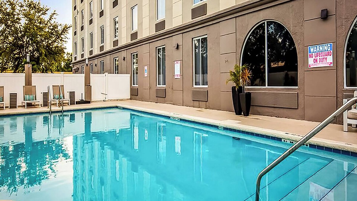 Orlando Hotel | Orlando Sweet Escape: Three Family Ready Room with Outdoor Pool