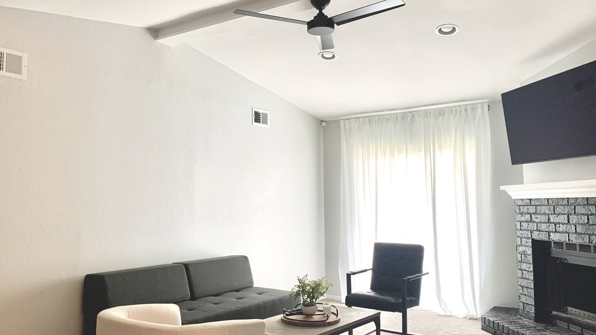 South Tulsa Condo | ORU Alumni, Large stylish Loft, Kitchen, Dining, Night-lit Balcony, Washer/Dryer