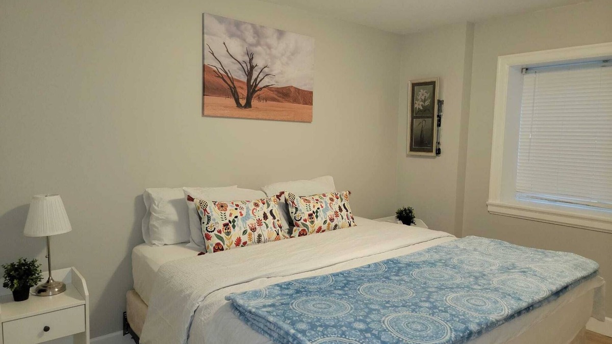Abbotsford House | Oscar INN &2 bd Family Suite Separate Entr&Kitchen