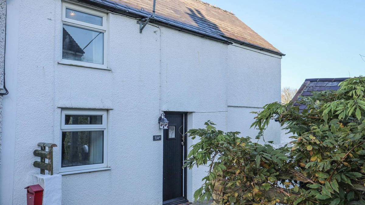 Brynsiencyn Cottage | OSCAR'S PAD, pet friendly, with open fire in Brynsiencyn