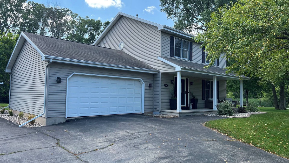 Oshkosh House | Oshkosh EAA rental house. 5 minutes from the airport!