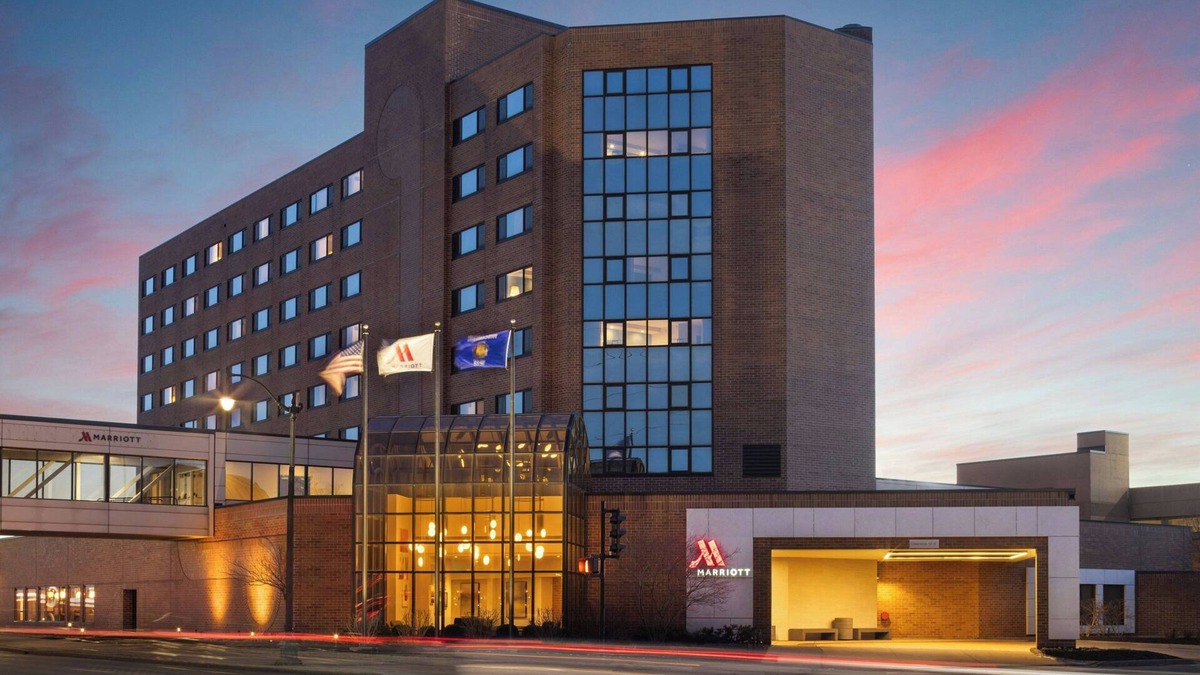 Oshkosh Hotel | Oshkosh Marriott Waterfront Hotel & Convention Center
