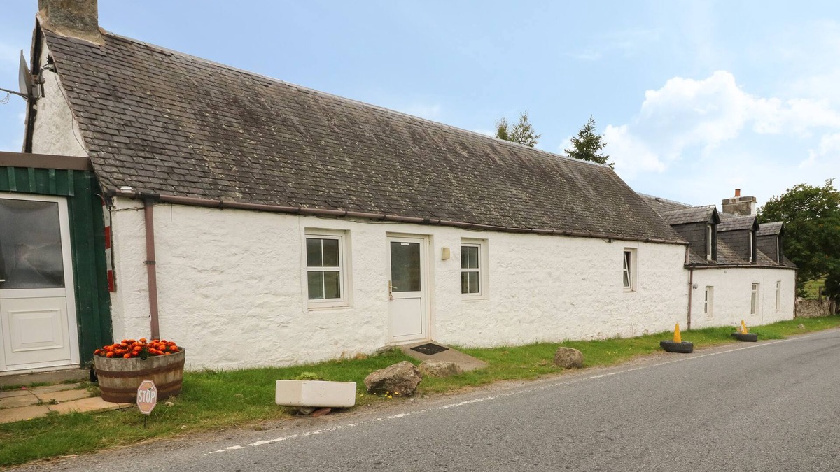 Newtonmore Cottage | OSPREY COTTAGE, romantic, character holiday cottage in Laggan