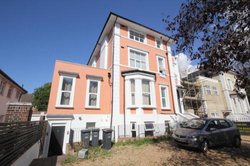 Osterley Apartment | Osterley Place - Apt B