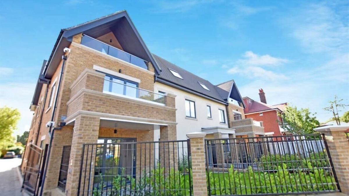 Osterley Apartment | Osterly Park 1 bed Flat with Balcony