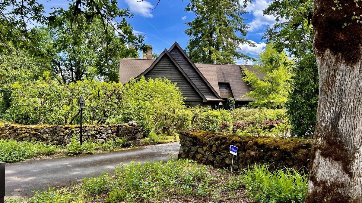 Country Club - North Shore House | Oswego Lake Country Club's 9th Fairway nAn ADU for 31+ days - "The Bentley"