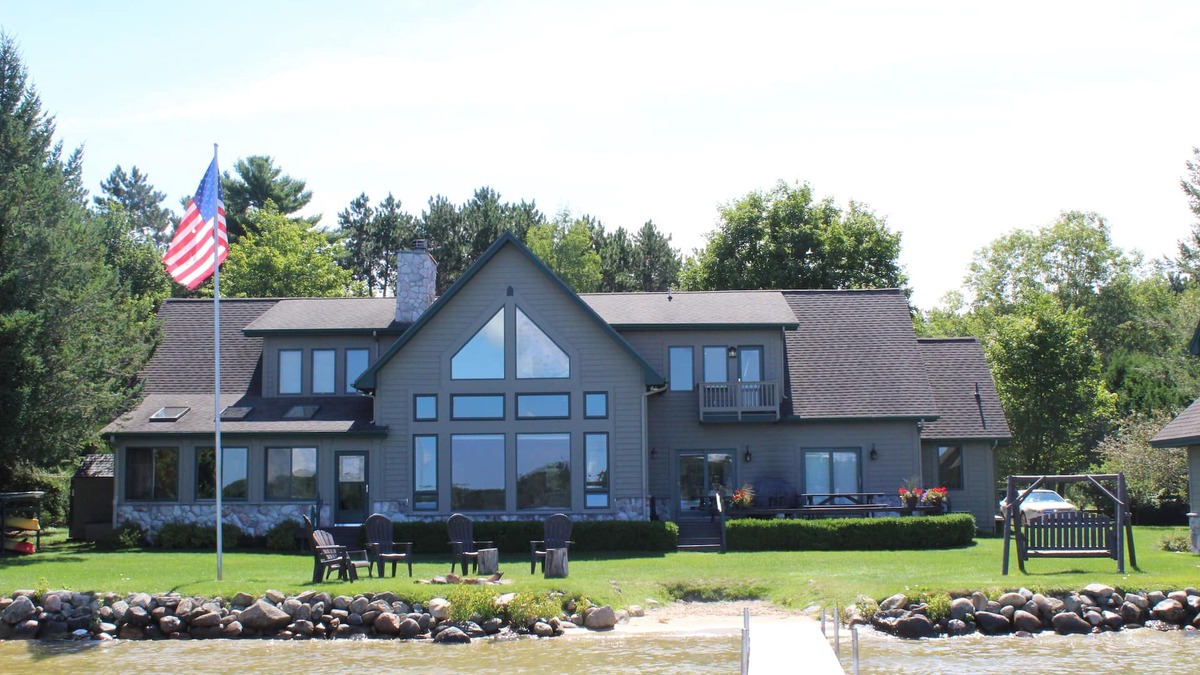 Gaylord House | Otsego Lakefront/Family/Groups/Color Change/Golf Outings/Snowmobile!