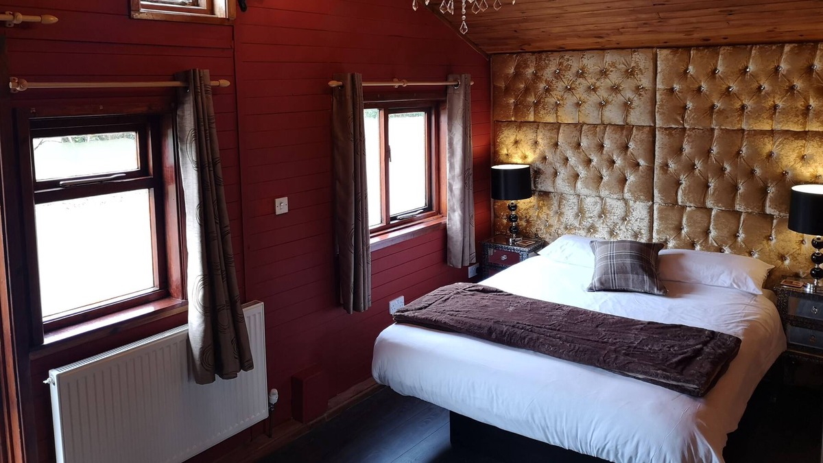 Warminster Ski Chalet | Otter 3 (Hot Tub) HuntersMoon-Warminster-Bath-Salisbury