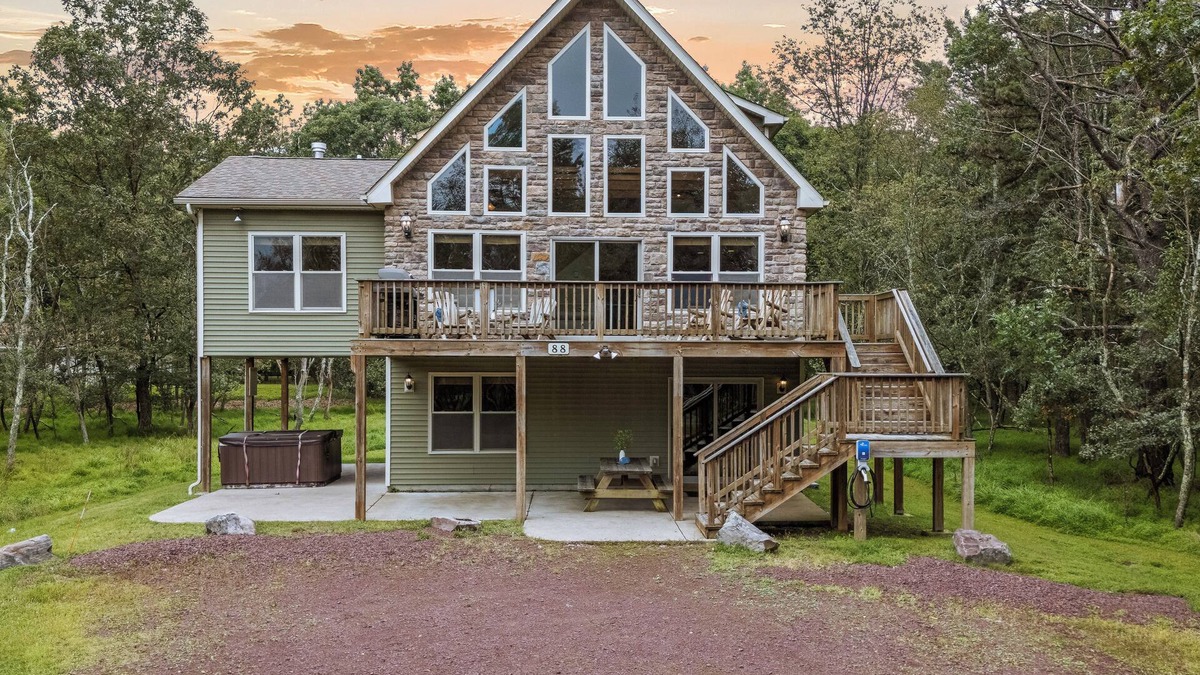 Albrightsville House | Otter Banks by AvantStay | Sleeps 18 + Hot Tub, Views, Game Room