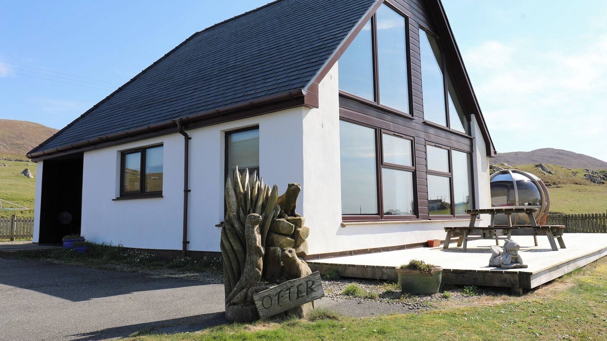 Glen Kyles Cottage | OTTER COTTAGE, pet friendly, luxury holiday cottage in Leverburgh