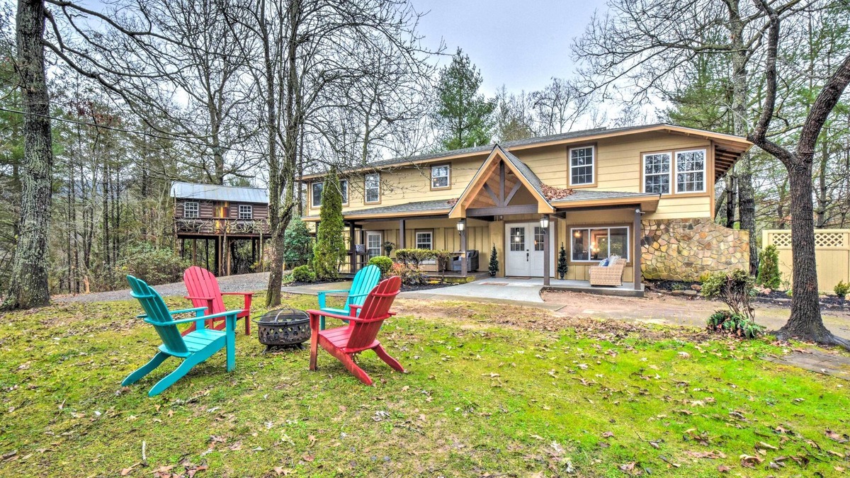 Otto House | Otto Home w/Fire Pit, Tree House & Hot Tub!