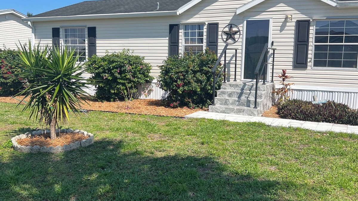 Taylor Creek House | “Our Lakeside Oasis” is a Cozy 2-bedroom house in charming Okeechobee.