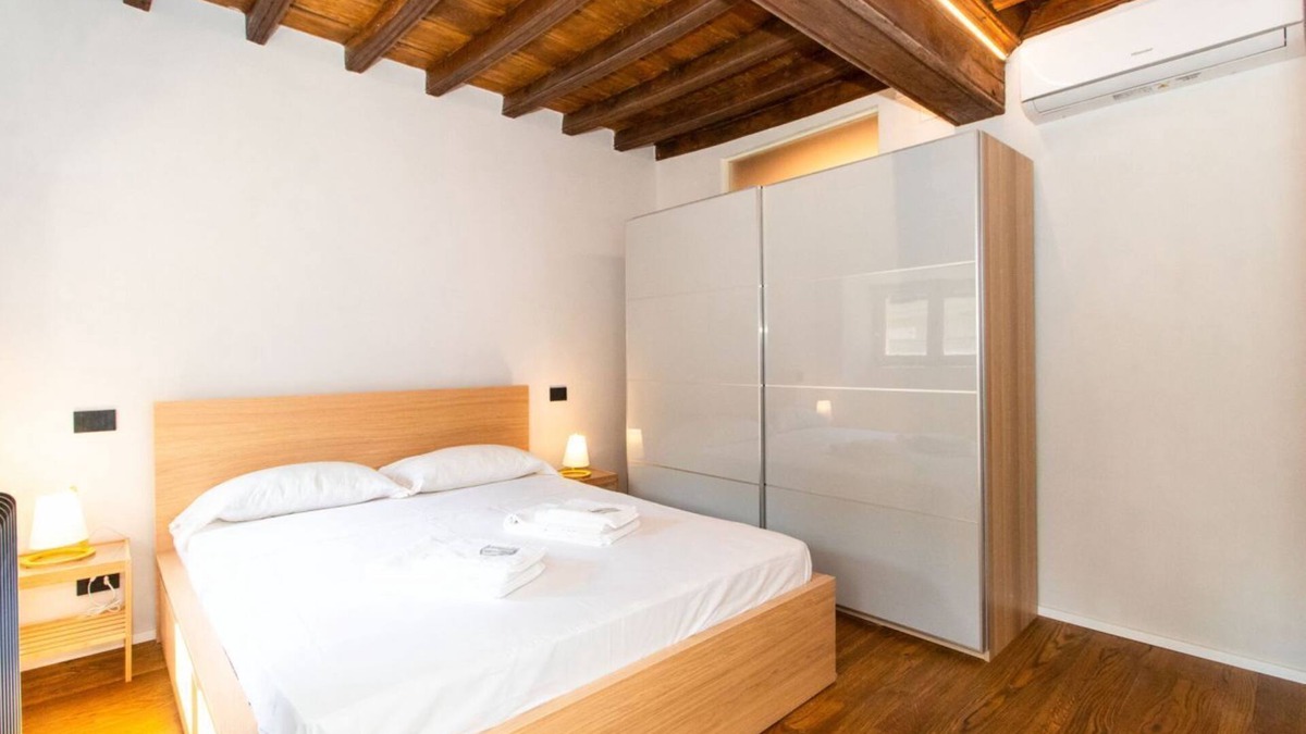 Roman Quarter Apartment | Our wonderful apartment is located in the historic center of Turin, overlooking the rooftops of the Quadrilatero Romano. The house is equipped with every comfort and is perfect for 6 people. The apartment is situated very close to all the main places of