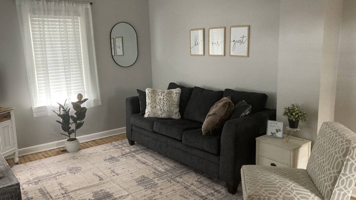New Holland House | Our Wrens Nest is a tiny, cozy home that immediately feels like home