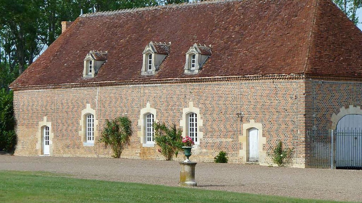 Chateau-sur-Allier House | Outbuilding of a listed 16th-century château