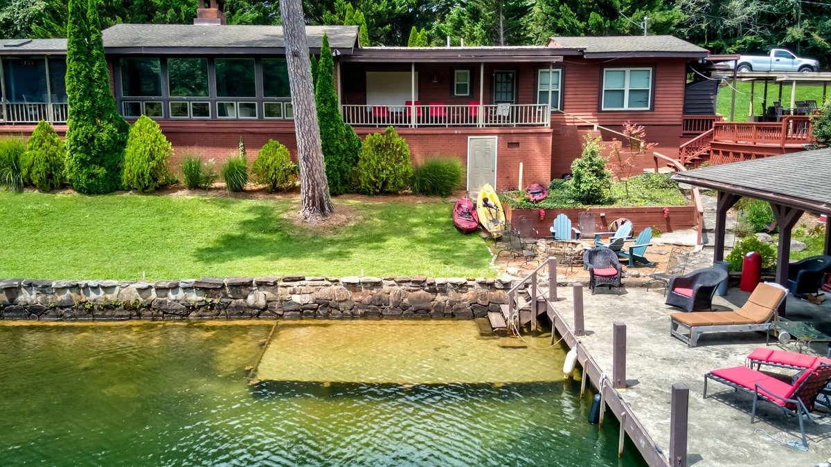 Lakemont House | Outdoor adventure on Lake Rabun with floating, swimming, & kayaking