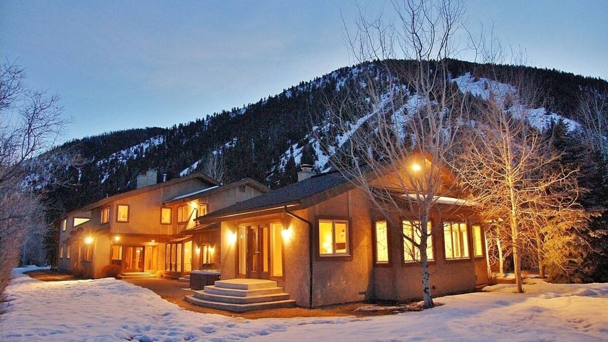 Sun Valley House | Outdoor Hot Tub, Game Room, 2 Kitchens, 3 Living Rooms - Perfect For Large Families