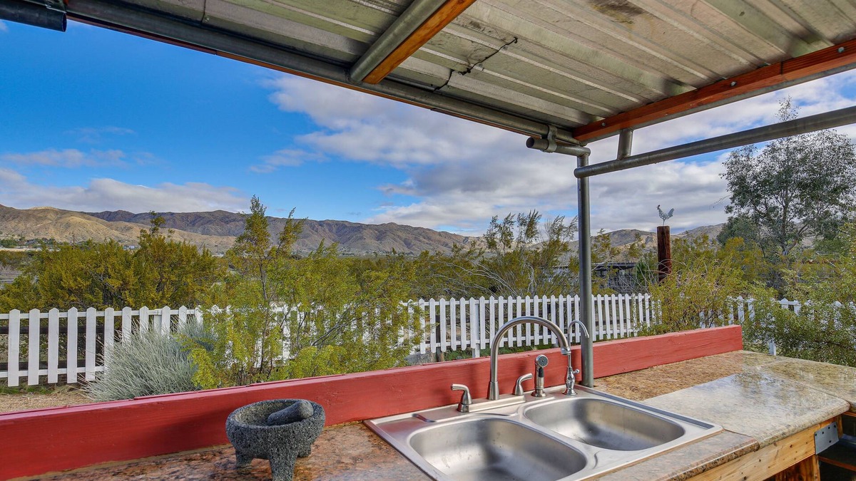 Morongo Valley Cabin | Outdoor Kitchen: Mtn-View Morongo Valley Cabin!