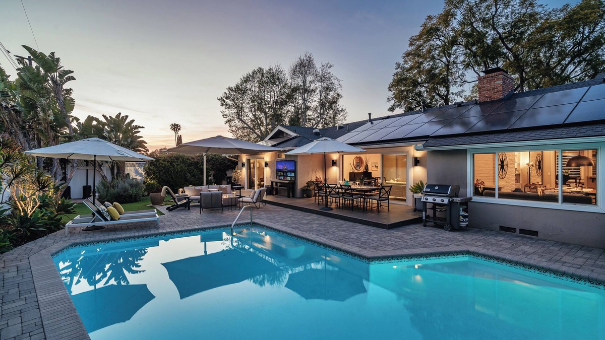 Santa Ana House | Outdoor Living w Private Pool, 12 Mins from Disney, Beaches 20-min, Pet-Friendly