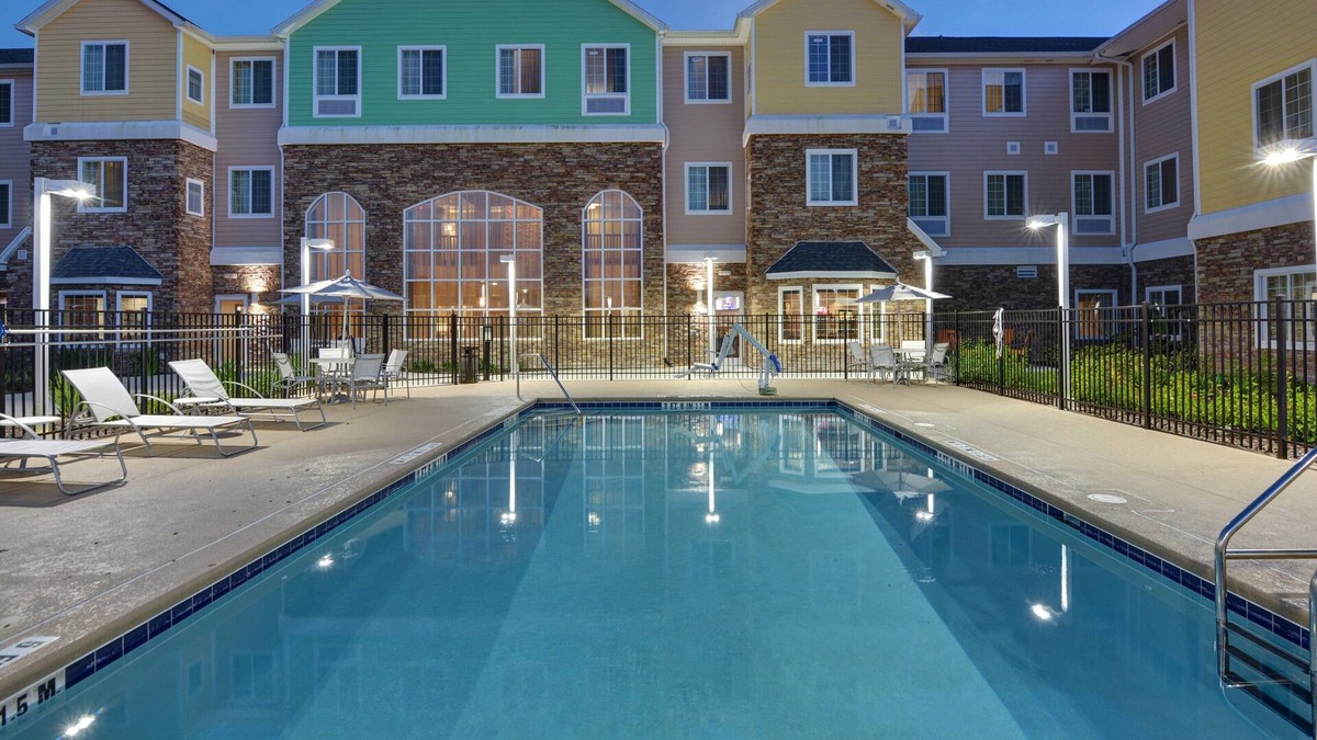 Lakeland Condo | Outdoor Pool. Free Breakfast. Only 15 Min to Downtown Lakeland.