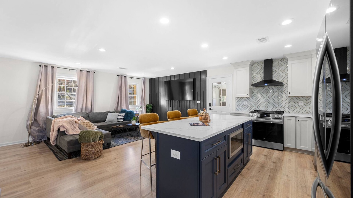 Snellville House | Outdoor Projector, Arcade, Fire Pit, 2 Living Rooms, Fire Pit, and more!
