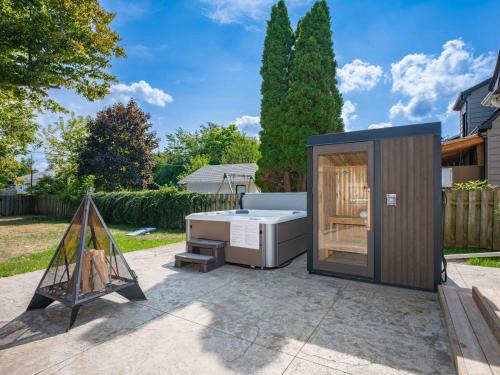 St. Catharines House | Outdoor Sauna Hot Tub Playroom Port Dallhousie